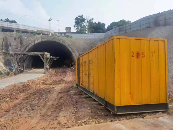 上街发电机出租自启装置的工作原理是什么？